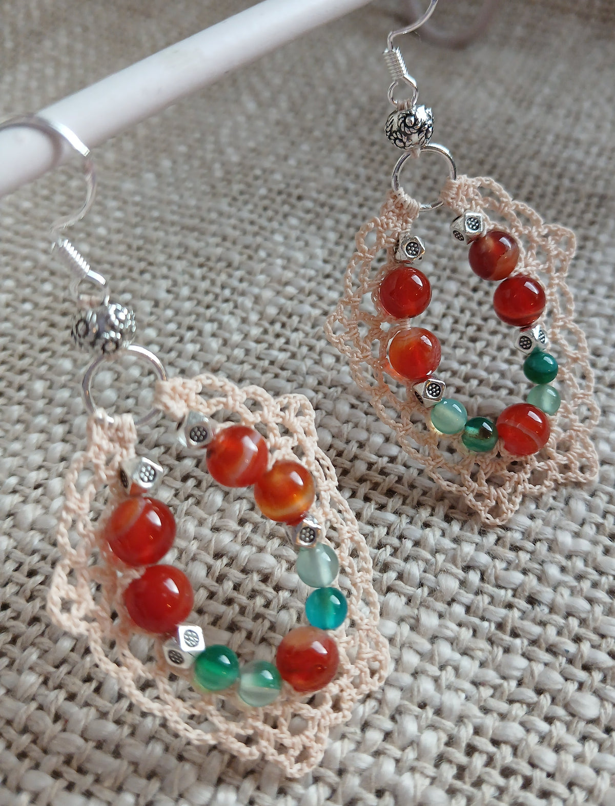 Boucles d'oreilles crochet rosé avec perles d'agate rayée rouge-orangé et vert menthe, perles intercalaires argentées, crochet argent 925