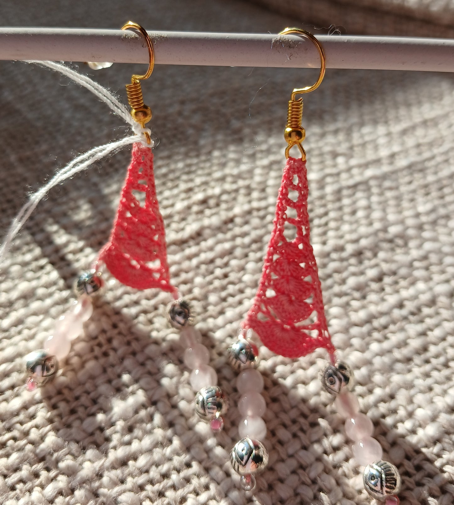Boucles d'oreilles Crochet Rose Soutenu – Perles de Quartz Rose Pâle
