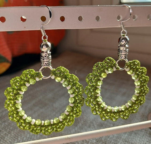 Boucles d'oreilles coton vert crocheté et perles de péridot facettées, crochet argent 925