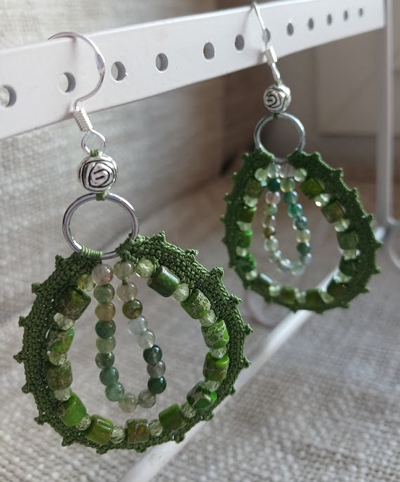 Créoles Crochet Vert – Péridot, Jaspe Impérial & Agate Indienne