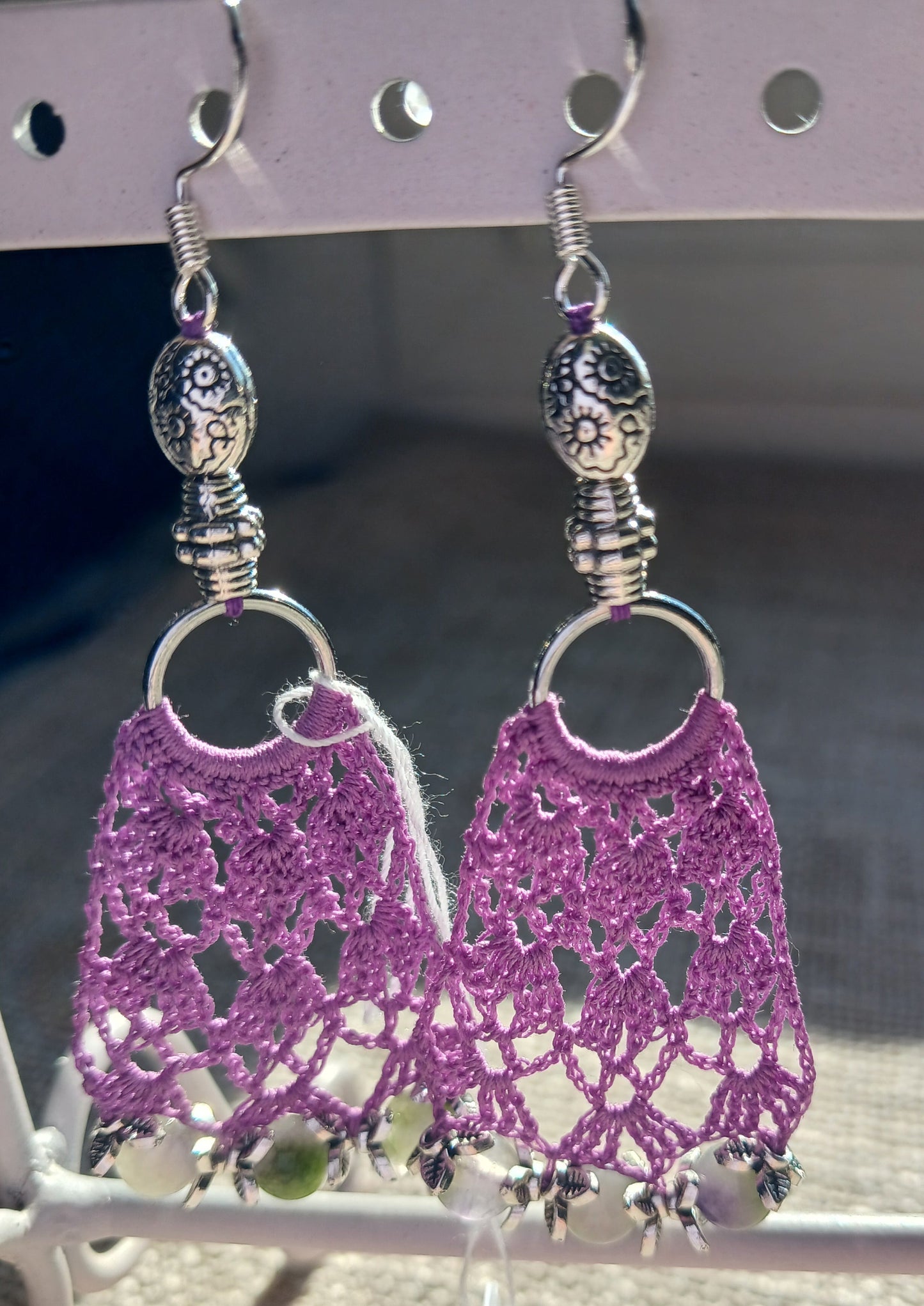 Boucles d'oreilles éventail au crochet coton violet avec perles de jade violet et vert et crochet argent 925