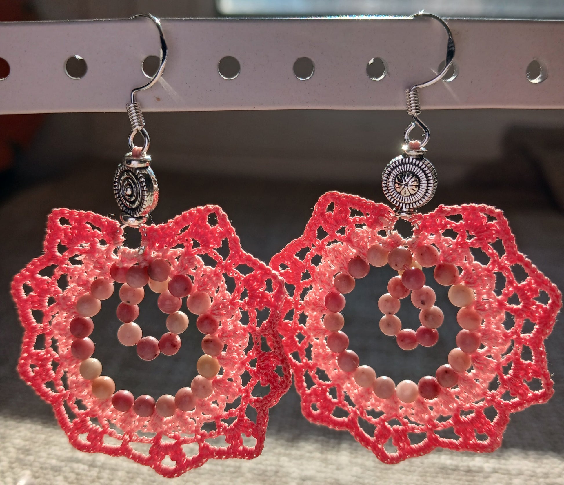 Boucles d'oreilles au crochet corail avec perles de rhodochrosite et crochet argent 925