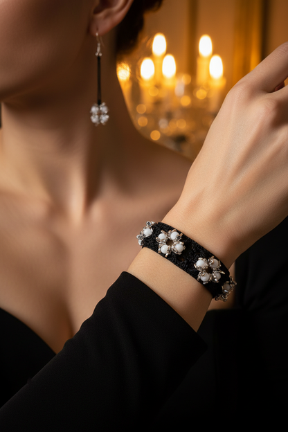 Ensemble Domino - soirée élégante bijoux au premier plan