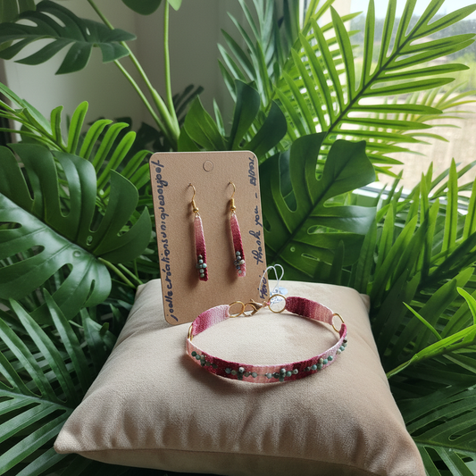 Ensemble Odile sur coussin de présentation fond feuillage