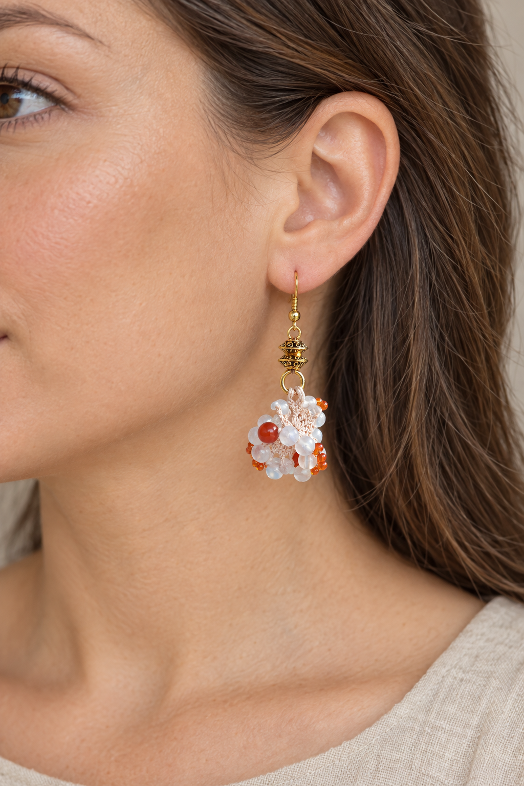 Boucles d'oreilles Pierre de lune bleutée & Cornaline portées, coton beige et crochets plaqué or
