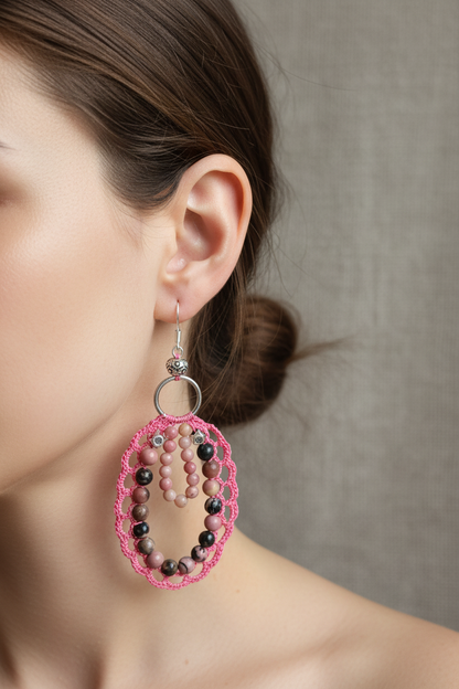 Boucles d'oreilles crochet rose rhodonite rhodochrosite portées — vue lifestyle