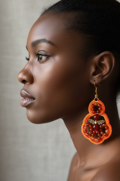 Boucles Cornaline et Grenat portées à l'oreille