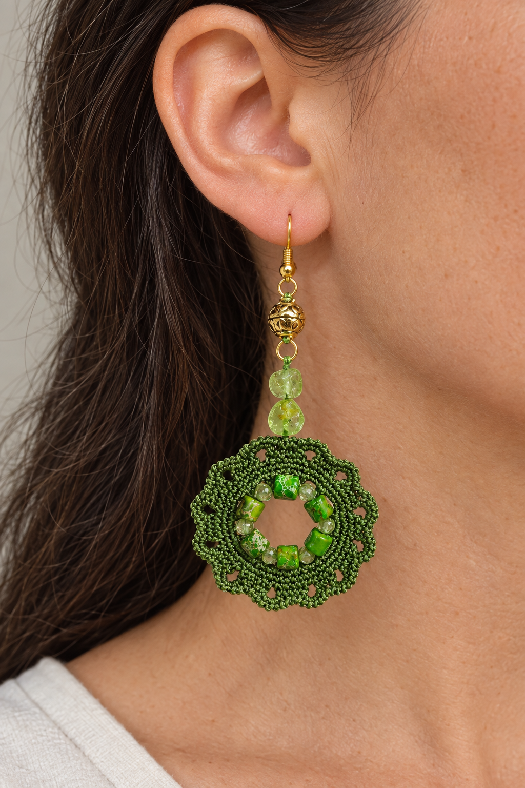 Boucle d'oreille en coton vert bronze, péridot et jaspe impérial portée à l'oreille