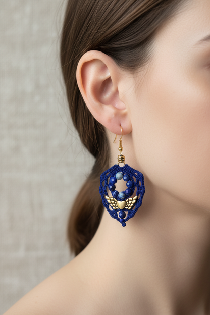 Boucles d'oreilles lapis-lazuli portées, coton bleu foncé et crochet argent plaqué or