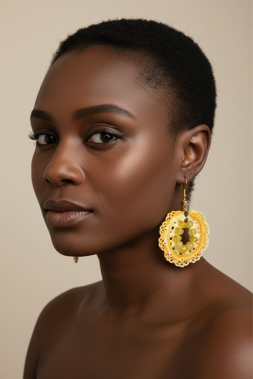 Jeune femme noire portant les boucles artisanales jaunes en topaze