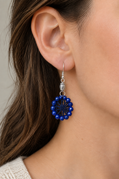 Photo portée illustrative des petites boucles lapis-lazuli avec crochet en rayons de roue