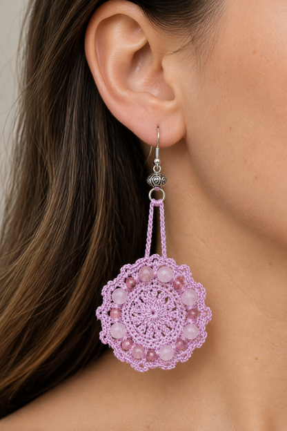 Boucle d'oreille en coton violet clair et perles roses portée à l'oreille