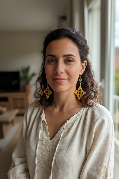 Boucles d'oreilles crochet étoile citrine fluorine – photo portées lifestyle