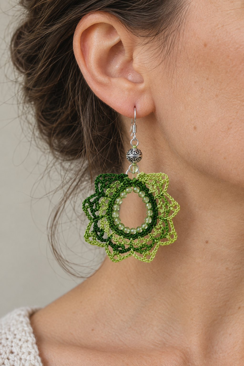Illustration d’une boucle en coton dégradé vert et Péridot facetté portée à l’oreille
