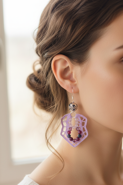 Boucles d'oreilles crochet ecu violet pale - photo portees lifestyle