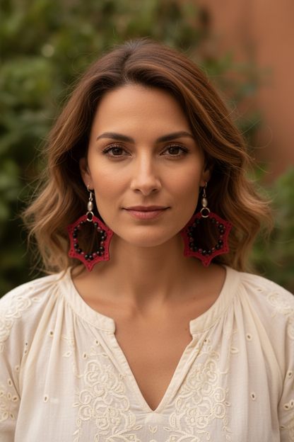 Photo portée – boucles étoile crochet rouge carmin boho