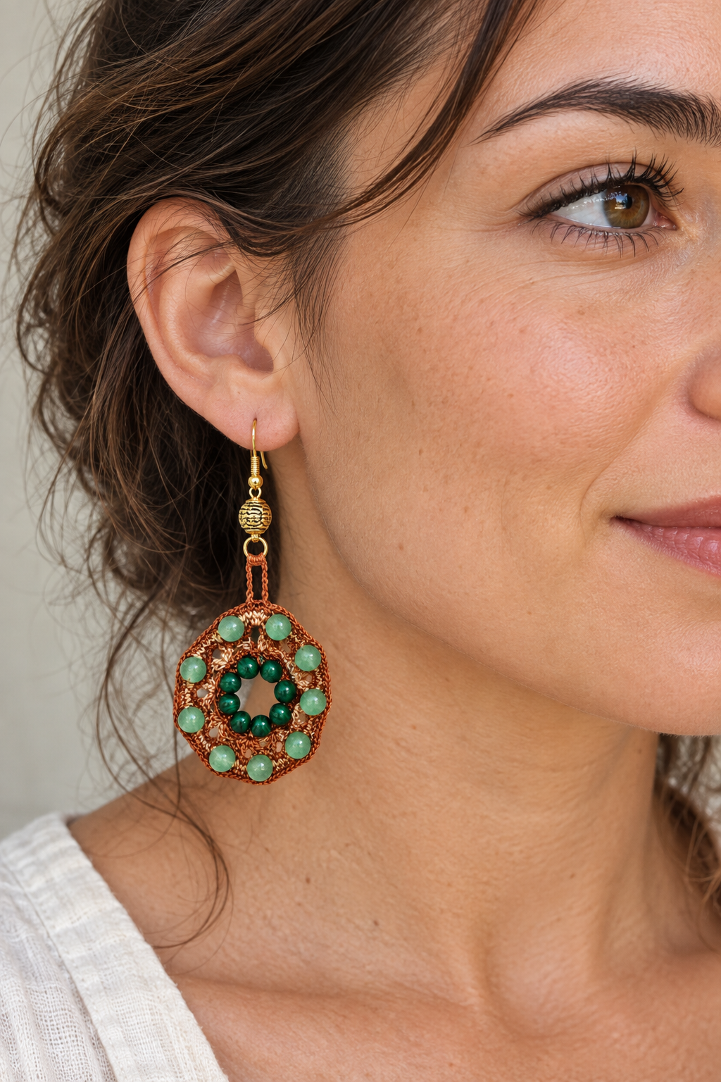 Boucle portée en coton marron et beige, perles d’aventurine verte et de malachite, crochet doré