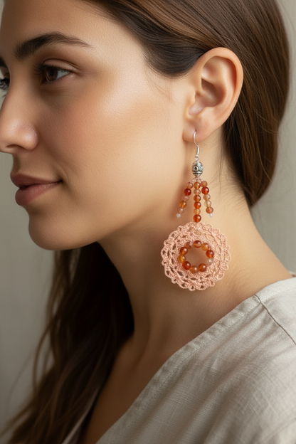 Boucles d'oreilles crochet orangé cornaline pierre du soleil portées — vue lifestyle corrigée