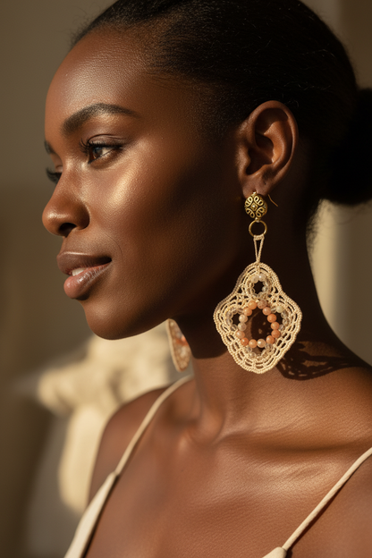 Photo portée — boucles d'oreilles crochet beige pierre de soleil et citrine